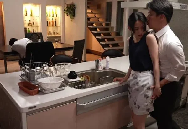 Chị dâu vú to nữa đêm đến thăm em chồng khi vợ đi vắng