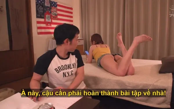Anh trai lén lút thấy cô em họ thủ dâm khi đang ngủ trưa