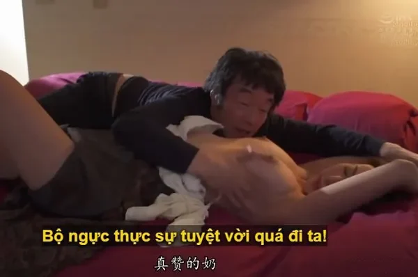 Bố dượng giúp con gái của vợ massage rồi đụ luôn